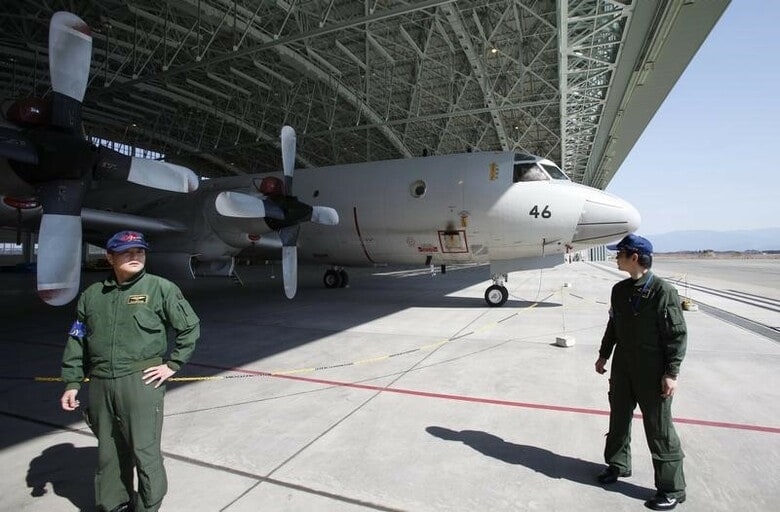 ９月１２日、海上自衛隊は、Ｐ－３Ｃ哨戒機をフィリピンに派遣し、１３日から同国海軍と南シナ海で訓練を行うと発表した。中国が人工島を造成する南沙諸島に近い海域だが、村川豊・海上幕僚長は「一般的な捜索救難訓練。航行の自由作戦とは関係ない」としている。写真は海上自衛隊鹿屋航空基地で昨年３月撮影（２０１７年　ロイター／Tim Kelly）