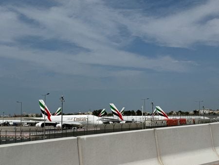 　ドバイ当局によると、１６日にドバイ国際空港付近でドローン攻撃により発生した火災は鎮火し、負傷者は報告されていないが、フライトは一時的に欠航している。１１日撮影（２０２６年　ロイター）