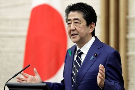 　４月２７日、安倍晋三首相（写真）は衆院本会議で５月６日を期限とする緊急事態宣言の解除について「可否は専門家の提言を踏まえ判断する」として、人と人の接触８割減の実現を徹底したいと強調した。写真は１７日都内での代表撮影（２０２０年／ロイター）