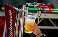 バイデン｢ワクチン接種してビール飲もう｣　ワクチン接種7割達成へ新特典
