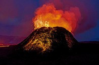 800年の眠りから覚めた火山噴火のすさまじい映像──アイスランド