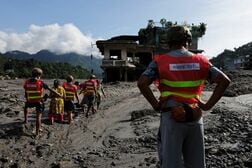 ネパール土石流、9.3万人以上被災と赤十字　二次災害懸念で救援難航