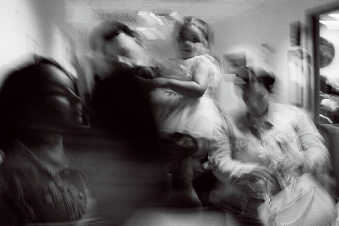 審問後に退出を許可され急いで移民裁判所を後にする移民の一家