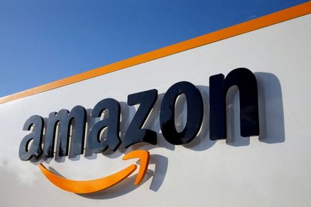 　８月３１日、米マイクロソフトが欧州のより弱小なクラウド提供業者らからの欧州連合（ＥＵ）当局への競争阻害申し立てに対応する形で、顧客との契約の規定を１０月１日から変更すると発表したことに対し、米アマゾン・ドット・コムとアルファベット傘下グーグルが翌３０日、それぞれ強い不満を表明した。写真はアマゾンのロゴ。フランスのボーヴで２０１８年８月撮影（２０２２年　ロイター／Pascal Rossignol）