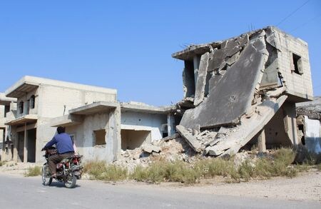 １２月６日、シリア反政府勢力が政府軍への攻勢を強め南下を続ける中、５日夜から６日朝にかけて中部の都市ホムスから数千人の住民が避難した。ホムスで１１月撮影（２０２４年　ロイター/Firas Makdesi）