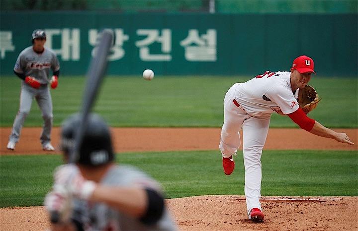 新型コロナウイルスによってMLBの中継がないままのアメリカで韓国野球リーグが中継され人気を呼んでいる　REUTERS / KIM HONG-JI