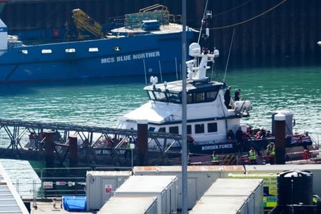 英最高裁は１５日、英仏海峡を船舶で渡るなどして英国に不法入国した亡命希望者をアフリカのルワンダに移送する英政府の計画は違法とする判断を下した。８月撮影（２０２３年　ロイター/Toby Melville）