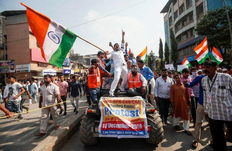 インドでイスラム教徒以外の不法移民に国籍を与える「国籍法改正案」に抗議する大規模デモが、全土に広がっている。写真は12月18日、ムンバイで撮影（2019年　ロイター/Francis Mascarenhas）