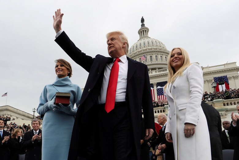 トランプ米新大統領就任式 議事堂前で宣誓式（2017年1月20日） Jim Bourg-REUTERS