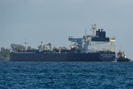 キューバのマタンサスに入港するロシアの石油タンカー。３月３１日撮影（２０２６年　ロイター/Norlys Perez）