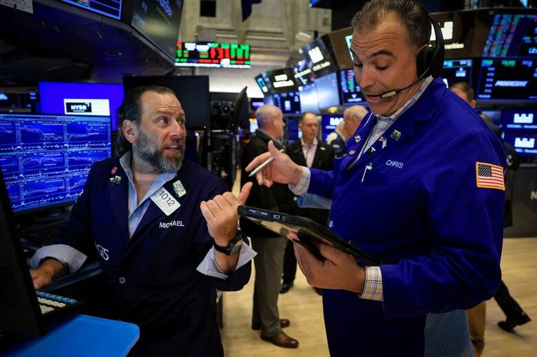米ニューヨーク証券取引所（ＮＹＳＥ）の取引フロアで２４日撮影。REUTERS/Brendan McDermid