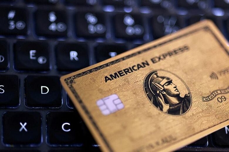 写真はアメリカン・エキスプレスのクレジットカードとキーボードのイメージ。7月17日撮影。REUTERS/Dado Ruvic