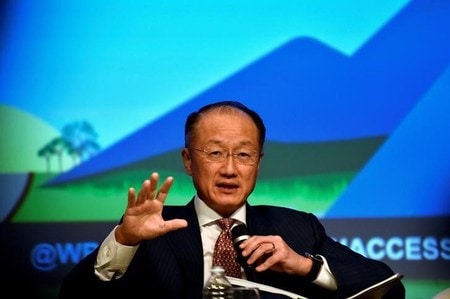 　４月２０日、世界銀行のキム総裁（写真）は記者会見で、再生可能エネルギー事業に融資し、気候変動の影響緩和に取り組む姿勢に変更はないと明らかにした。写真はワシントンで昨年１０月撮影（２０１７年　ロイター／James Lawler Duggan）