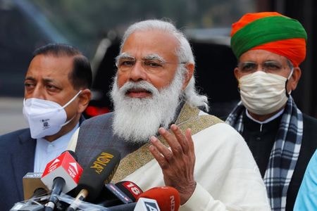 インドのモディ首相（写真中央）は１日、国産の新型コロナウイルスワクチンの第１回接種を受けた。資料写真、１月撮影（２０２１年　ロイター／Adnan Abidi）