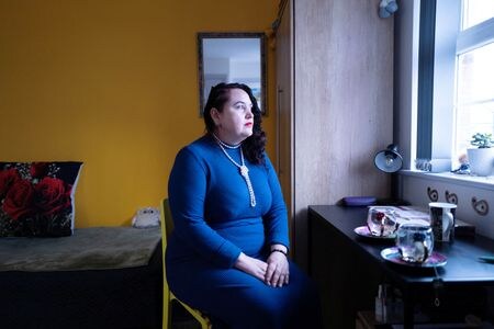 　２月２３日、およそ２年前、ロシアとの激戦で廃墟と化したウクライナの都市マリウポリから逃れてきたミラ・パンチェンコさん（写真）は、英国に到着すると、これで数カ月にわたる避難行にようやく終止符を打ち、落ち着ける場所が見つかったと胸をなでおろした。英ハットフィールドで２１日撮影（２０２４年　ロイター/Anna Gordon）