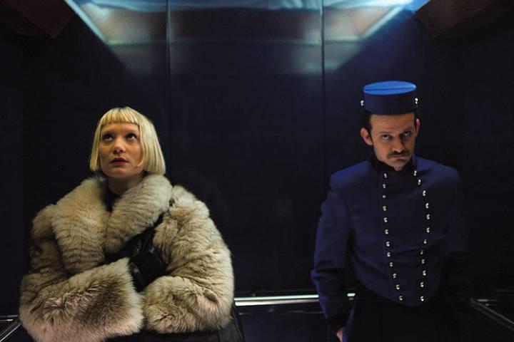 ジャッキーを待つのは殺人衝動を持つ男だった　©2018 BY PIERCING FILM. LLC. ALL RIGHTS RESERVED.