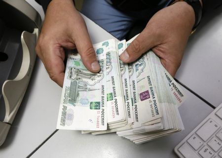 ロシアの通貨ルーブルが４日の取引で対ドルで１年３カ月ぶりの安値を付けた。国内の政治懸念のほか、供給が限られる中での旺盛な外貨需要が重しになっている。（２０２３年　ロイター／Ilya Naymushin）
