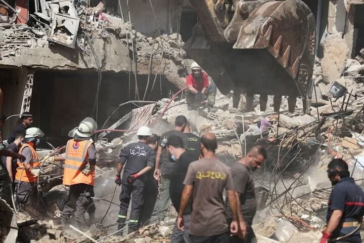 レバノン当局は２１日、親イラン武装組織ヒズボラ司令官を標的としたイスラエルの前日の空爆により、首都ベイルート近郊で少なくとも３７人が死亡し、救助隊ががれきの中でなお行方不明になっている人々を捜索していると明らかにした。写真は捜索中の救助隊員(２０２４年　ロイター/Amr Abdallah Dalsh)