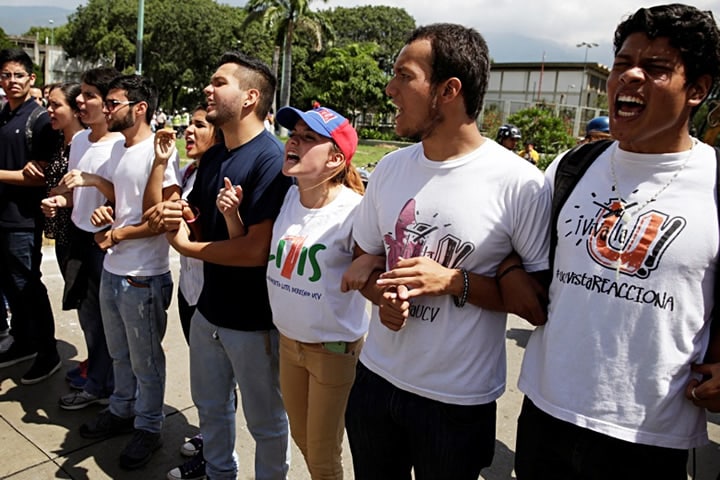 一夜明けた10月21日、マドゥロ批判のデモをする学生たち（REUTERS/Marco Bello）