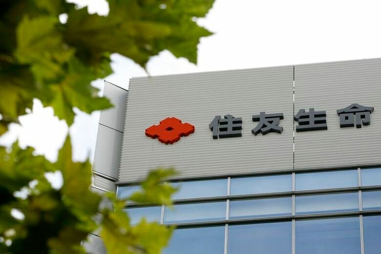 写真は住友生命保険のロゴ。2009年7月、都内で撮影。REUTERS