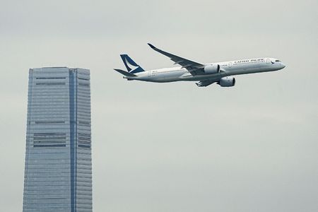 写真は香港市上空を飛行するキャセイパシフィック航空の機体。3月撮影。REUTERS/Lam Yik