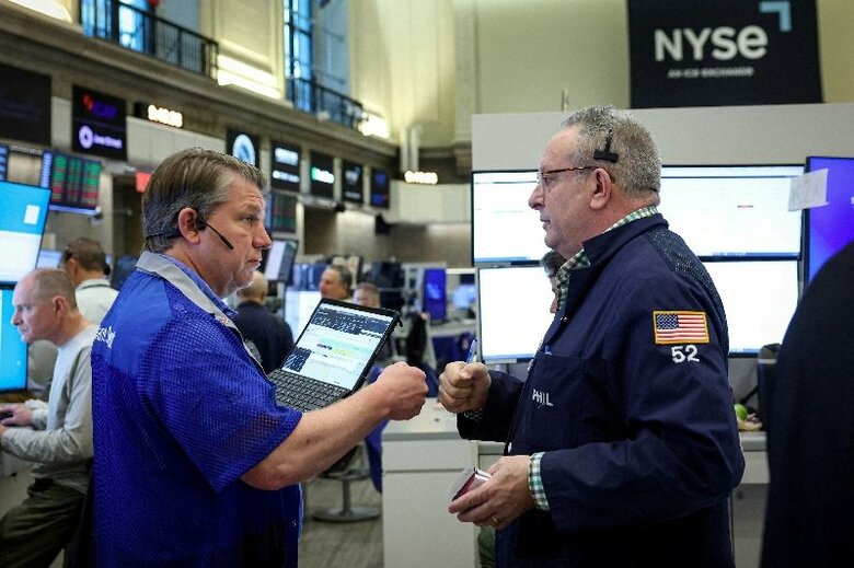 米ニューヨーク証券取引所のフロアで５日撮影。REUTERS/Brendan McDermid/File Photo