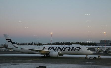 　エストニアは４月２９日、同国領空内でロシアが全地球測位システム（ＧＰＳ）を妨害していると非難した。電波障害を受け、フィンランド航空は、エストニア東部タルトゥへの航空便の運航を１カ月停止すると発表した。２月９日、ヘルシンキ・バンター国際空港で撮影（２０２４年　ロイター/Tom Little）
