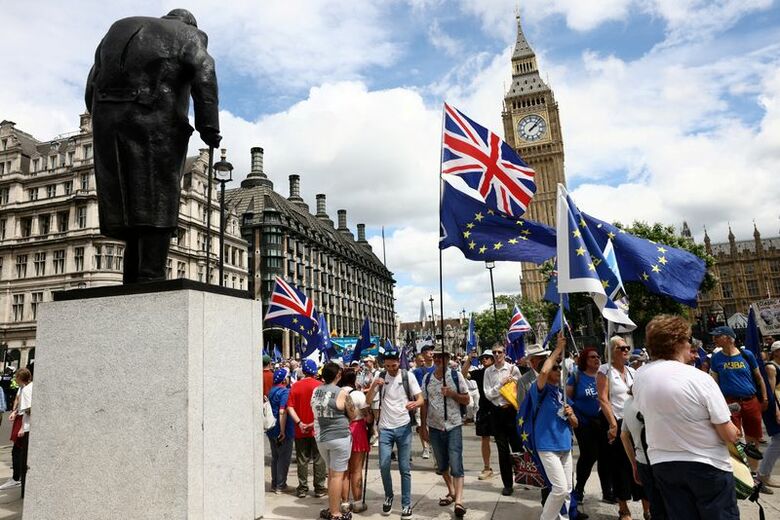ロンドンで6月20日、ＥＵ復帰を求めるデモ「ナショナル・リジョイン・マーチ」に参加する人々。REUTERS/Jack Taylor