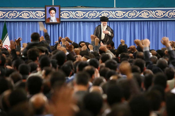 メーデーを翌日に控え、ハメネイ師の演説を聞きに集まったイランの労働者たち　Khamenei.ir