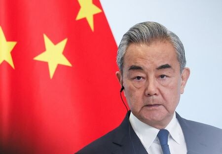 中国の王毅外相（写真）は１７日、北京で韓国の趙顕外相と会談し、中韓は共同で保護貿易主義に反対すべきとの考えを伝達した。１日撮影（２０２５年　ロイター/Maxim Shemetov）