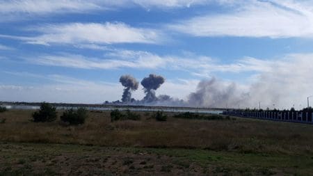ロシア軍が制圧しているウクライナ領の前線から離れた場所で１９日にかけて爆発が相次ぎ、ロシア軍の供給ルートを遠方から攻撃するウクライナ軍の能力が高まっている可能性があることが示された。（２０２２年　ロイター）