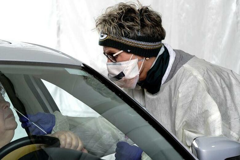 ロイターの分析によると、米国の新型コロナウイルス新規感染者数が先週、前週比１３％増の３９万３０００人超と、夏のピーク時の水準に迫った。ウィスコンシン州メノモニーフォールズで１８日撮影（２０２０年　ロイター/BING GUAN）