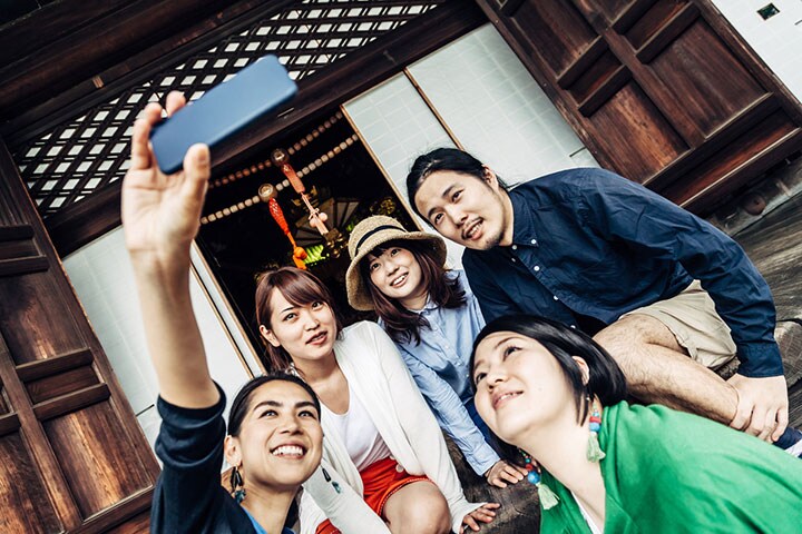 カメラやビデオの撮影という趣味はスマホの使用が多そうだ　Lorenzoantonucci/iStcok.