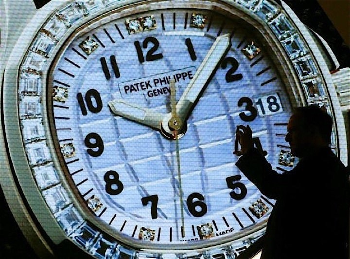 ４月１２日、スイスの腕時計メーカーは「グレーマーケット（灰色市場）」に対し、大幅な値引きは高級感を損ねると嫌悪感を露わにするが、各ブランドは密かにグレーマーケット業者との連携を開始せざるを得なくなっている。写真はベーゼルの展示会でのパテック・フィリップのディスプレー。３月撮影（２０１７年　ロイター/Arnd Wiegmann）
