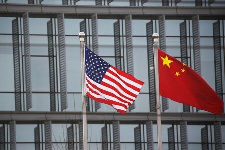 米上院外交委員会の指導者らは４月８日、中国が世界的に影響力を拡大していることに対抗するため、人権保護促進や安全保障支援などを柱とした超党派による法案を公表した。写真は米国と中国の旗。北京で１月撮影（２０２１年　ロイター/Tingshu Wang）