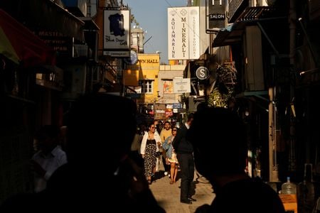 　インド準備銀行（中央銀行）は２３日に発表した月報「経済の現状」で、国内経済は地政学的緊張と貿易面の不確実性の影響に対処しながら、世界的な変動に持ちこたえ続けていると述べた。写真はニューデリーの市場の通り。２月１３日に撮影（２０２５年　ロイター/Priyanshu Singh）