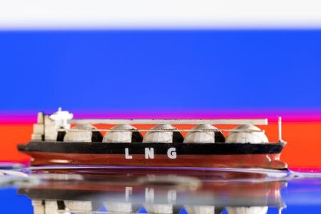 　４月１０日、スペイン国営天然ガス輸送網運営会社エナガスが１０日公表したデータによると、同国が３月に輸入した液化天然ガス（ＬＮＧ）の約２６％はロシア産だった。写真はＬＮＧタンカーとロシア国旗。ボスニア・ヘルツェゴビナのゼニツァで２０２２年５月撮影（２０２４　ロイター／Dado Ruvic）