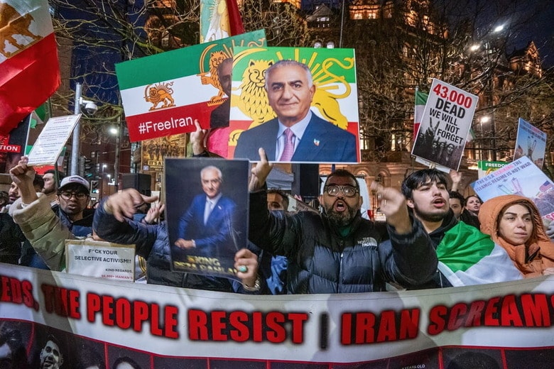 ハメネイ亡き後の指導者として、アメリカで活動するパーレビがしばしば挙げられるが　Gary Roberts / SOPA Images-REUTERS