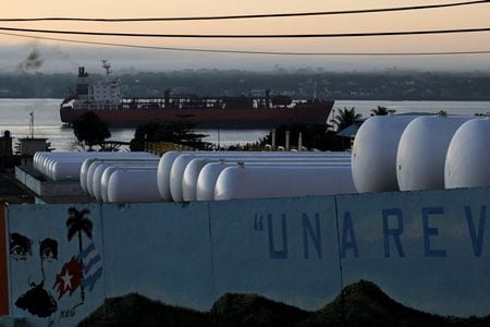 　３月２５日、米国の供給業者が今年これまでにキューバの民間セクター向けに約３万バレルの燃料を出荷したことが、ロイターが確認した書類や船舶輸送データで明らかになった。写真は、マタンサス・ターミナル付近に停泊するキューバ船籍のタンカー「パストリタ」。キューバで１月撮影（２０２６年　ロイター/Norlys Perez）