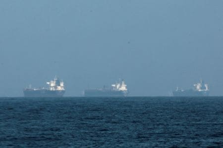 ＵＡＥ東部フジャイラ港の沖合のタンカー。3月3日撮影。REUTERS/Amr Alfiky