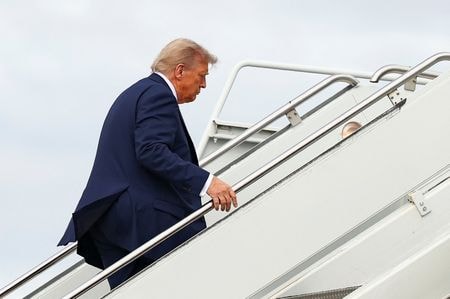 　トランプ米大統領は、１５日に米アラスカ州で行ったロシアのプーチン大統領との会談について「１０点満点だった」と自賛した。写真は会談を終え大統領専用機に乗り込むトランプ氏（２０２５年　ロイター/Kevin Lamarque）