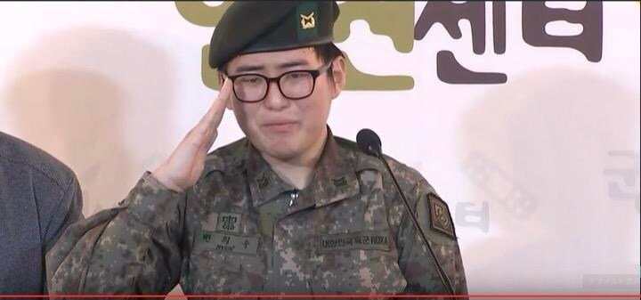 記者会見で涙声で「私は大韓民国の軍人です。 ありがとうございます。統一!」と語ったトランスジェンダー軍人ビョン・ヒスさん　YTN NEWS / YouTube
