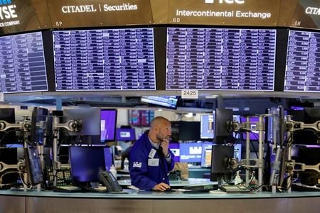 国株式市場はナスダック総合指数が上昇し最高値を更新。ダウ工業株３０種とＳ＆Ｐ総合５００種指数は小幅安で取引を終了した（２０２１年　ロイター／Andrew Kelly）