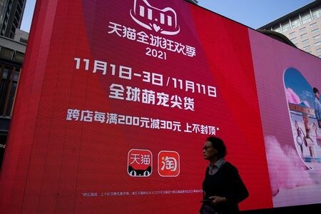 中国の電子商取引大手アリババ・グループが実施した「独身の日」セールは、期間中の取扱高（ＧＭＶ）が５４０３億元（８４５億４０００万ドル）となり、元ベースの前年比伸び率が８．５％と２００９年の開始以来最低だった。１日撮影（２０２１年　ロイター/Aly Song）