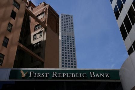　５月１６日、破綻した米中堅銀行ファースト・リパブリック・バンクのマイケル・ロフラー前最高経営責任者（ＣＥＯ）は上院銀行委員会に出席し、破綻は他の地方銀行破綻の影響を受けたもので、規制当局は自行の戦略、流動性、経営状況について懸念を示さなかったと述べた。写真はカリフォルニア州サンフランシスコで４月撮影（２０２３年　ロイター／Loren Elliott）