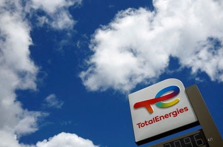 ８月２６日、フランスの石油大手トタルエナジーズは、同社の合弁会社がロシア軍にジェット燃料を供給していたとの報道を改めて否定した。写真はトタルエナジーズの看板。仏ナントで６月撮影（２０２２年　ロイター/Stephane Mahe）