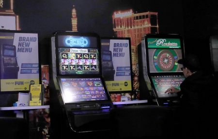 　１月１４日、英賭博委員会は、クレジットカードを利用した賭博を禁じる新規則を４月１４日から適用すると発表した。写真はロンドンで２０１７年１０月撮影（２０２０年　ロイター/Peter Nicholls）