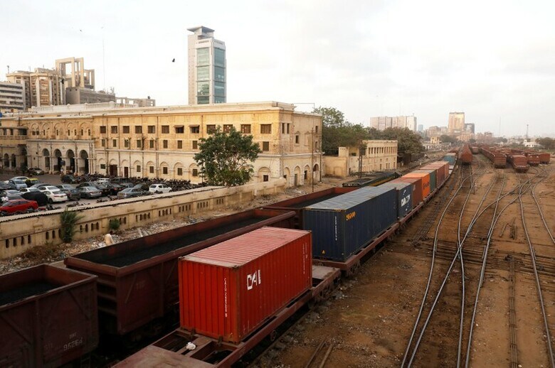 ９月１日、中国が掲げる「現代版シルクロード」構想の中央に位置するパキスタンでは、植民地時代に造られた鉄道路線の改修プロジェクトが、長期に及ぶ遅延を強いられており、同国政府もその膨大なコストと融資条件に尻ごみしつつある。カラチで９月撮影（２０１８年　ロイター/Akhtar Soomro）
