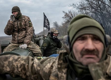 　ロシアのショイグ国防相は１１月９日、ウクライナ南部の戦略的要衝・ヘルソン市に近いドニエプル川西岸からの撤退を軍に命じた。写真はヘルソンの前線で戦うウクライナの兵士（２０２２年　ロイター/Viacheslav Ratynskyi）