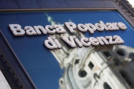 　６月２７日、イタリア政府は経営難の地銀２行、ベネト・バンカとバンカ・ポポラーレ・ディ・ビチェンツァの清算手続きを開始したが、同国の銀行業界は依然、景気後退期に積み上がった３０００億ユーロの不良債権を抱えており、その処理に取り掛かるのはこれからだ。写真は、バンカ・ポポラーレ・ディ・ビチェンツァの看板。ローマで３月撮影（２０１７年　ロイター/Alessandro Bianchi）